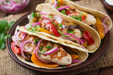 Tavuk ve sebze ile Meksika tacos
