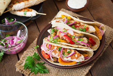 Tavuk ve sebze ile Meksika tacos