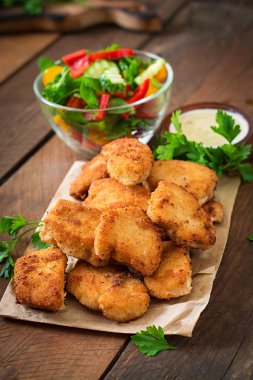 Tavuk nuggets, sebze ve sos