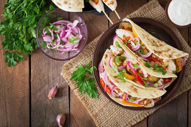 Tavuk ve sebze ile Meksika tacos