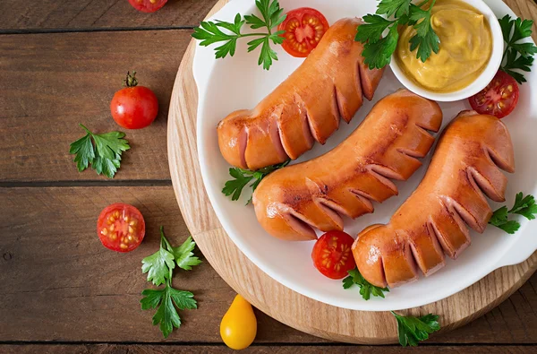 Würstchen auf dem Grill mit Gemüse — Stockfoto