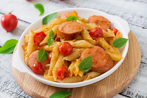 Penne pasta med tomatsås med korv — Stockfoto