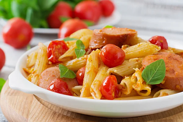 Massa Penne com molho de tomate com salsicha — Fotografia de Stock