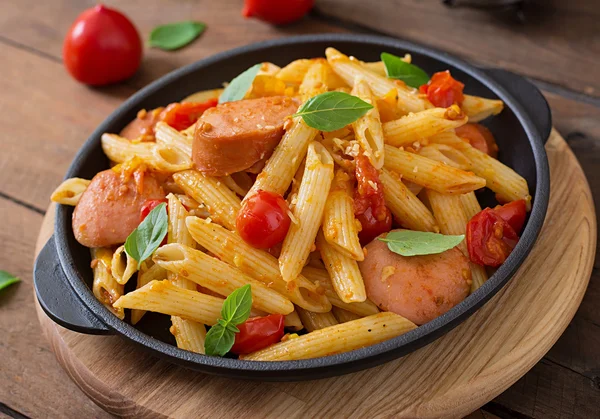 Massa Penne com molho de tomate com salsicha — Fotografia de Stock