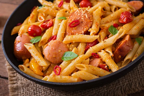 Penne pasta met tomatensaus met worst — Stockfoto