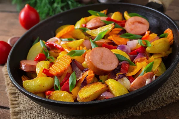 Batatas fritas com legumes e salsichas — Fotografia de Stock