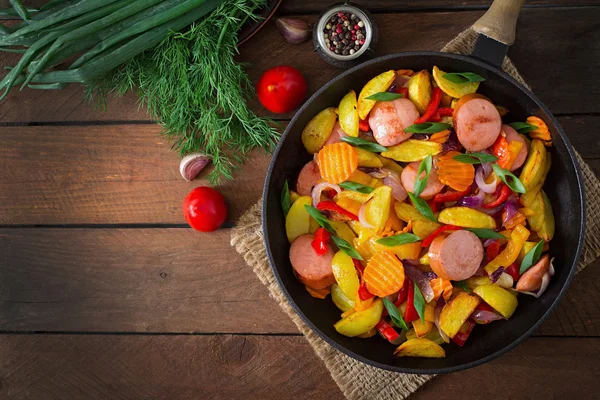 Potatoes with vegetables and sausages — Stock Photo, Image