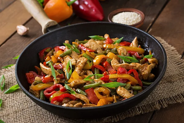 chicken,peppers and green beans.