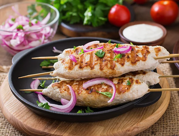 Kebab de frango com legumes grelhados — Fotografia de Stock