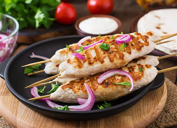 Kebab de pollo con verduras a la parrilla — Foto de Stock