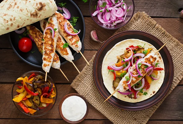 Kebab de pollo con verduras a la parrilla —  Fotos de Stock