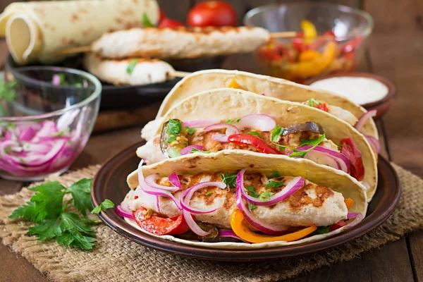 Tacos mexicanos con pollo y verduras — Foto de Stock