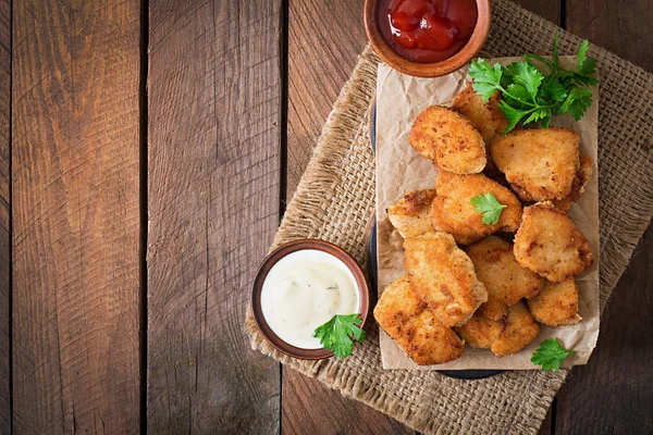 Nuggets z kurczaka i sosem — Zdjęcie stockowe