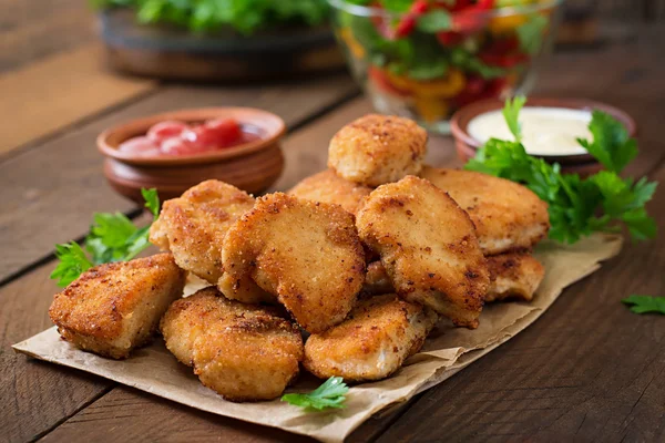 Nuggets z kurczaka i sosem — Zdjęcie stockowe