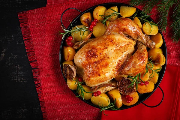 Kızarmış tavuk, patates ve Noel süsü. Fırında tavuk ya da hindi. Masa ayarı. Üst manzara, düz uzanma