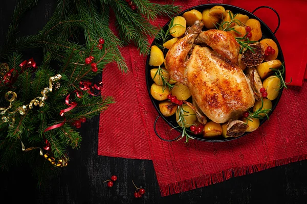 Kızarmış tavuk, patates ve Noel süsü. Fırında tavuk ya da hindi. Masa ayarı. Üst manzara, düz uzanma