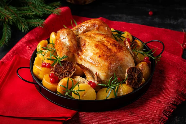 Fırında tavuk ya da hindi. Masa ayarı. Kızarmış tavuk, patates ve Noel süsü. Lezzetli yemek.