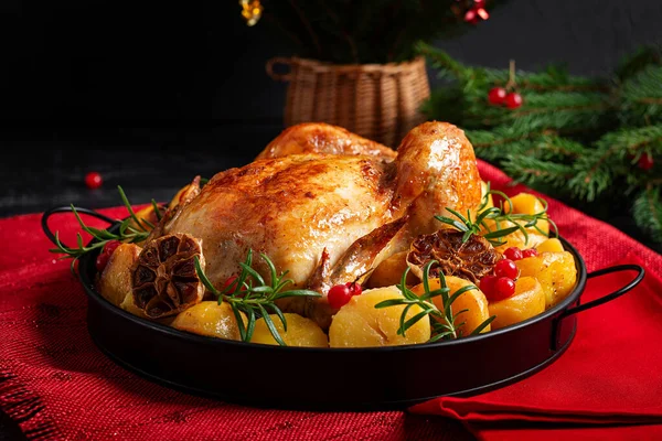 Fırında tavuk ya da hindi. Masa ayarı. Kızarmış tavuk, patates ve Noel süsü. Lezzetli yemek.