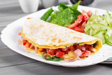 Sağlıklı kahvaltı. Omlet, jambon, peynir ve domatesli Quesadilla..