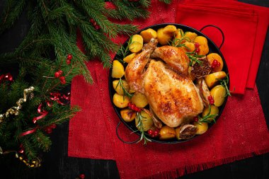 Kızarmış tavuk, patates ve Noel süsü. Fırında tavuk ya da hindi. Masa ayarı. Üst manzara, düz uzanma