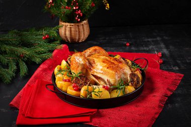 Fırında tavuk ya da hindi. Masa ayarı. Kızarmış tavuk, patates ve Noel süsü. Lezzetli yemek.