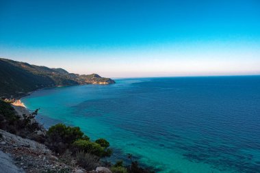 Güneşli bir günde Yunanistan 'ın en güzel plajlarının doğa manzarası harika. İyon adaları. İdeal dinlenme yeri kavramı