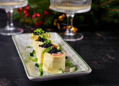 Kanepe aperatifi somon ve Noel masasında siyah havyar. Balık ve havyarlı kanepeler. Süper manzara, Banner.