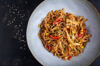 Baharatlı soya sosuyla kızartılmış Shirataki eriştesi. Shimeji mantarlı Shirataki eriştesi. Asya mutfağı. Üst görünüm.