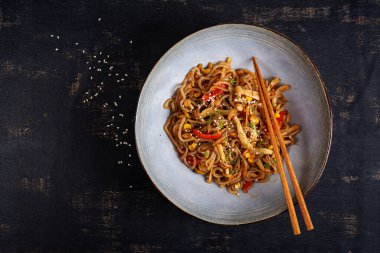 Baharatlı soya sosuyla kızartılmış Shirataki eriştesi. Shimeji mantarlı Shirataki eriştesi. Asya mutfağı. Üst görünüm.