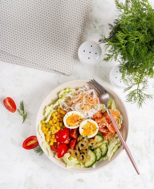 Buda 'nın somon kaseleri, haşlanmış yumurta, domates, mısır, salatalık, Shirataki şehriyesi ve susam. Asya mutfağı. Üst görünüm