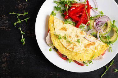 Sağlıklı kahvaltı. Omlet, köfte, peynir, domates ve sebzeli Quesadilla. Üst görünüm