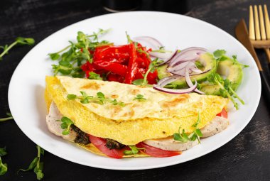 Sağlıklı kahvaltı. Omlet, köfte, peynir, domates ve sebzeli Quesadilla..