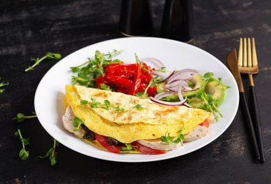 Sağlıklı kahvaltı. Omlet, köfte, peynir, domates ve sebzeli Quesadilla..