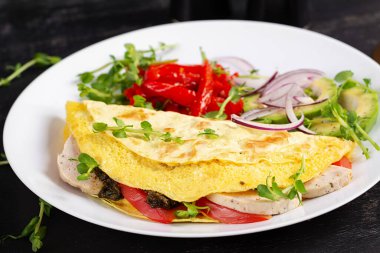 Sağlıklı kahvaltı. Omlet, köfte, peynir, domates ve sebzeli Quesadilla..