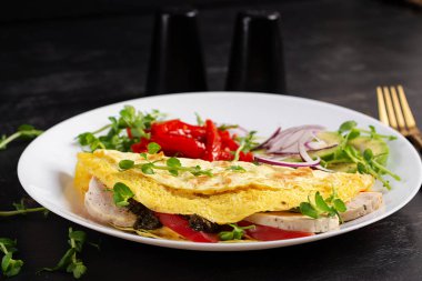 Sağlıklı kahvaltı. Omlet, köfte, peynir, domates ve sebzeli Quesadilla..