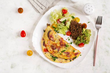 Jambon ve sebzeli omlet. Sağlıklı kahvaltı. Üst görünüm.