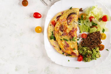 Jambon ve sebzeli omlet. Sağlıklı kahvaltı. Üst görünüm.