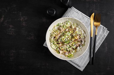 Soya soslu avokado ricotta salatası aperatifi. Sağlıklı yiyecekler. Üst görünüm.