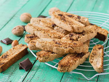 Fındık ve çikolata parçaları ile İtalyan tatlılar.