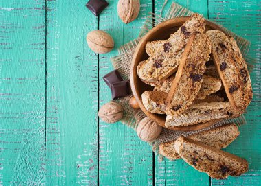 Fındık ve çikolata parçaları ile İtalyan tatlılar.