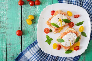 Haşlanmış yumurtalı sandviç