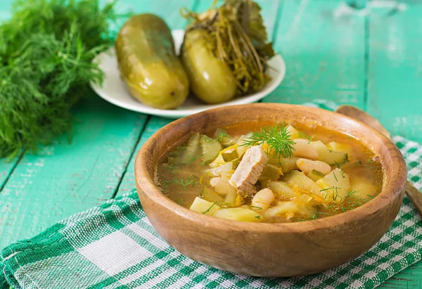 Суп з маринованими огірками і квасолею — стокове фото