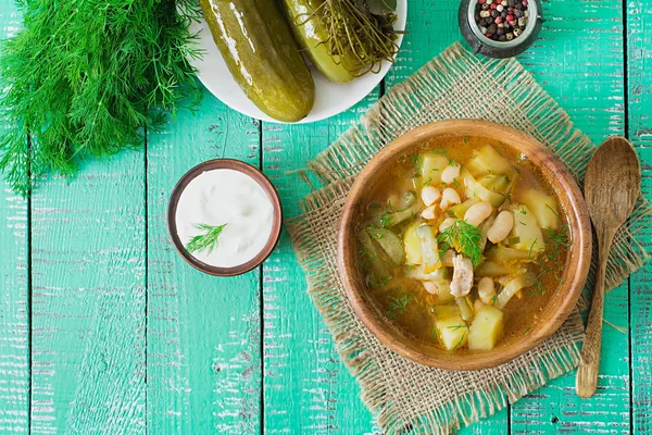 Sopa con pepinos y frijoles en escabeche —  Fotos de Stock