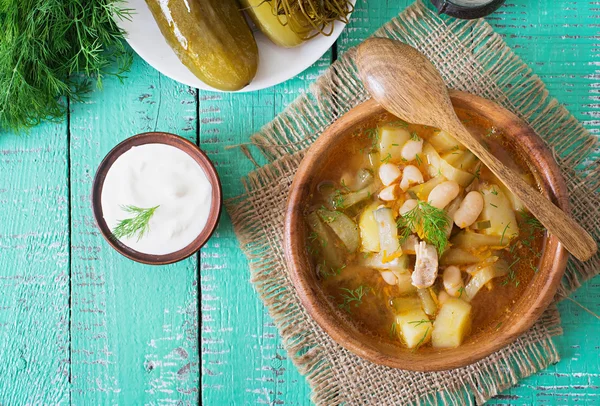 Sopa con pepinos y frijoles en escabeche —  Fotos de Stock