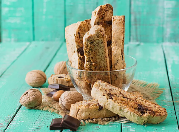 Biscoitos italianos com nozes e pedaços de chocolate . — Fotografia de Stock