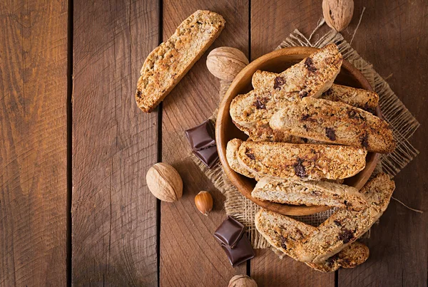 Biscotti italiani con noci e gocce di cioccolato . — Foto Stock