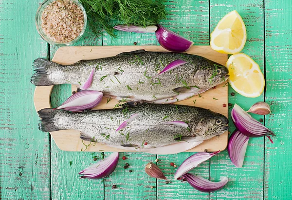 Gutted trout with onion and lemon — Stock Photo, Image