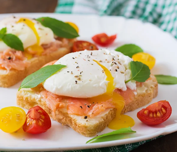 Sandwich mit pochierten Eiern und Lachs — Stockfoto