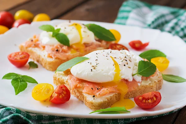 Sanduíche com ovos escalfados com salmão — Fotografia de Stock