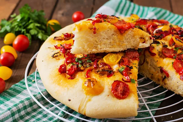 Focaccia italiana con pomodori, peperoni e cipolle — Foto Stock